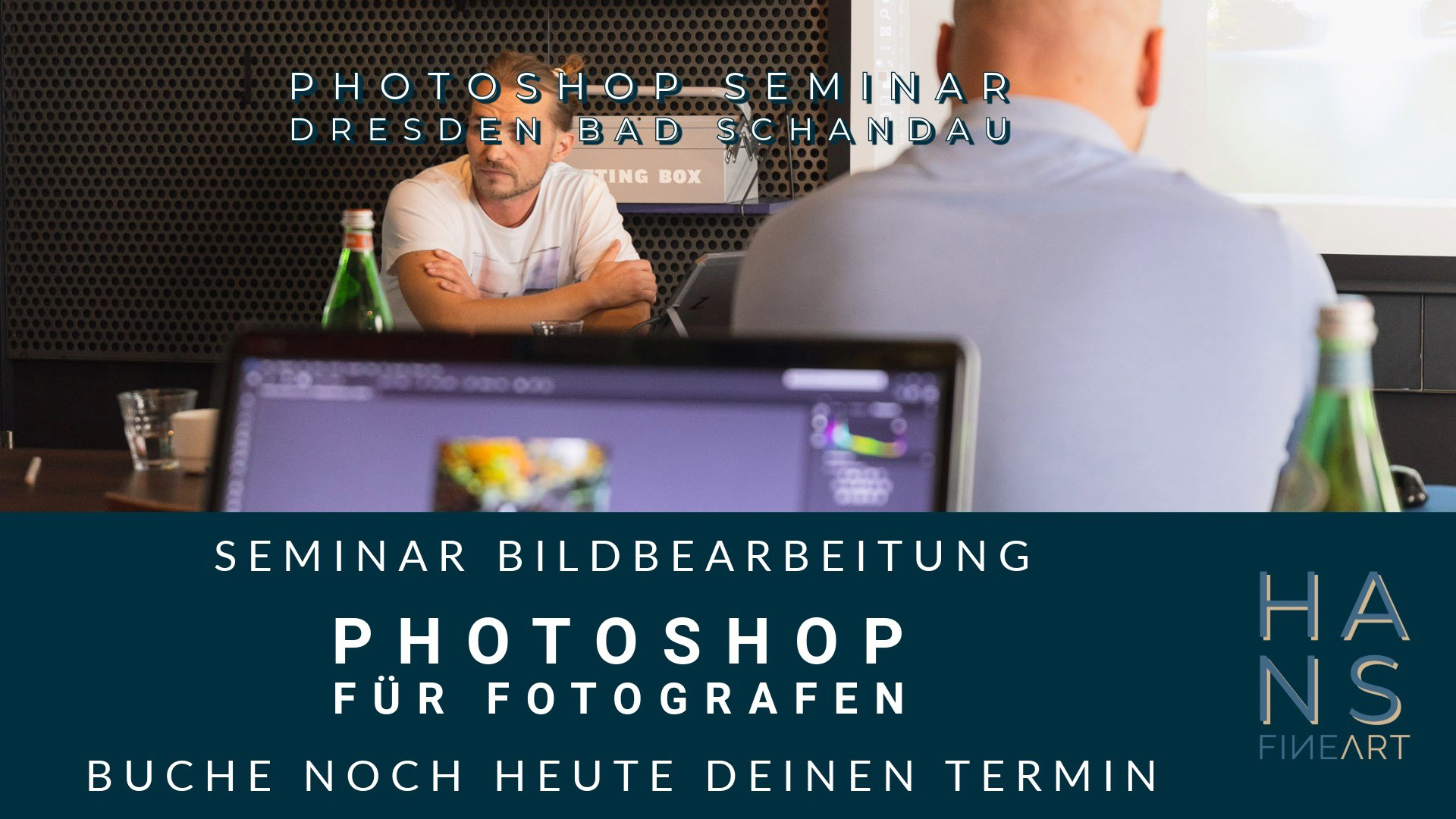 Ein Mann sitzt während eines Photoshop-Seminars in Dresden Bad Schandau an einem Tisch. Im Fokus steht ein Laptop mit der Photoshop-Oberfläche. Ein Text auf dem Bild wirbt für das Seminar und bietet Bearbeitungsmöglichkeiten für Fotografen. Flaschen und Gläser stehen auf dem Tisch.